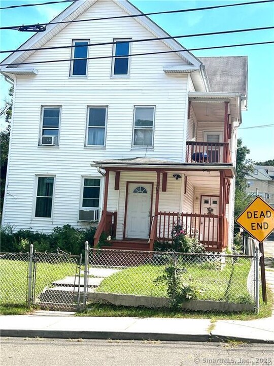 207 Hobart St in Meriden, CT - Foto de edificio