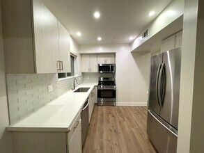 6143 Fountain Ave, Unit 104 in Los Angeles, CA - Foto de edificio - Building Photo