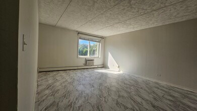 5011 Valley Ln in Streamwood, IL - Building Photo - Building Photo
