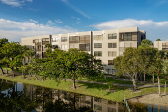 Colony Point Condominiums in Pembroke Pines, FL - Building Photo - Building Photo