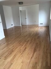 25130 57th Ave, Unit 1st Floor in Little Neck, NY - Foto de edificio - Building Photo