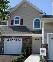 35 Steven Cir, Unit The Davenport in Dix Hills, NY - Building Photo