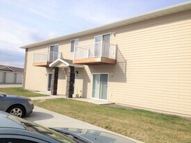 509-516 16th Ave Cir NE in Watertown, SD - Building Photo