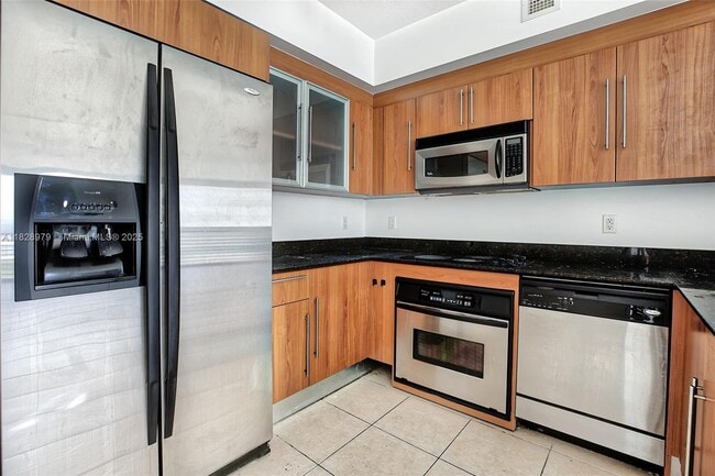 335 S Biscayne Blvd, Unit 1700 in Miami, FL - Building Photo - Building Photo