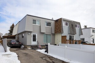 3913 29 Av SE in Calgary, AB - Building Photo