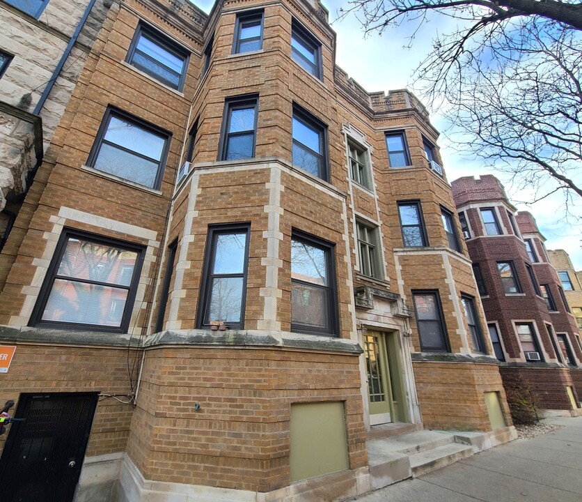 703 W Cornelia Ave in Chicago, IL - Building Photo