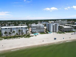 1977 Gulf Shore Blvd N in Naples, FL - Foto de edificio - Building Photo