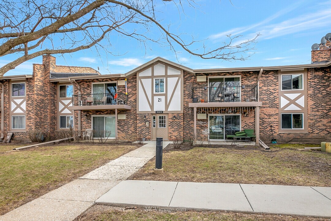9S125 Lake Dr in Willowbrook, IL - Building Photo