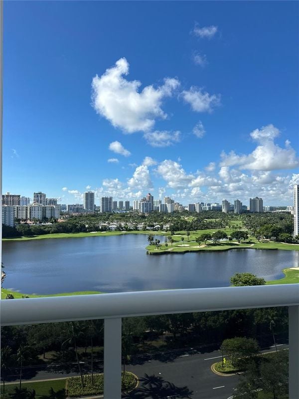 3675 N Country Club Dr in Aventura, FL - Building Photo - Building Photo