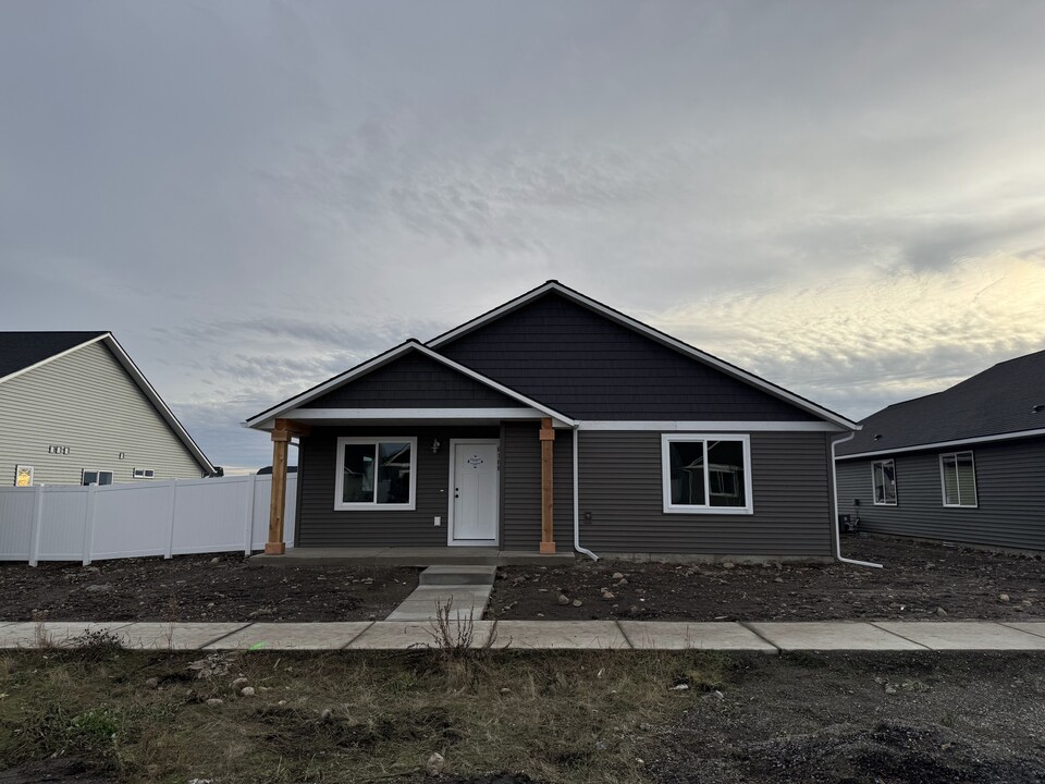 6188 Bowmore Ln in Rathdrum, ID - Building Photo