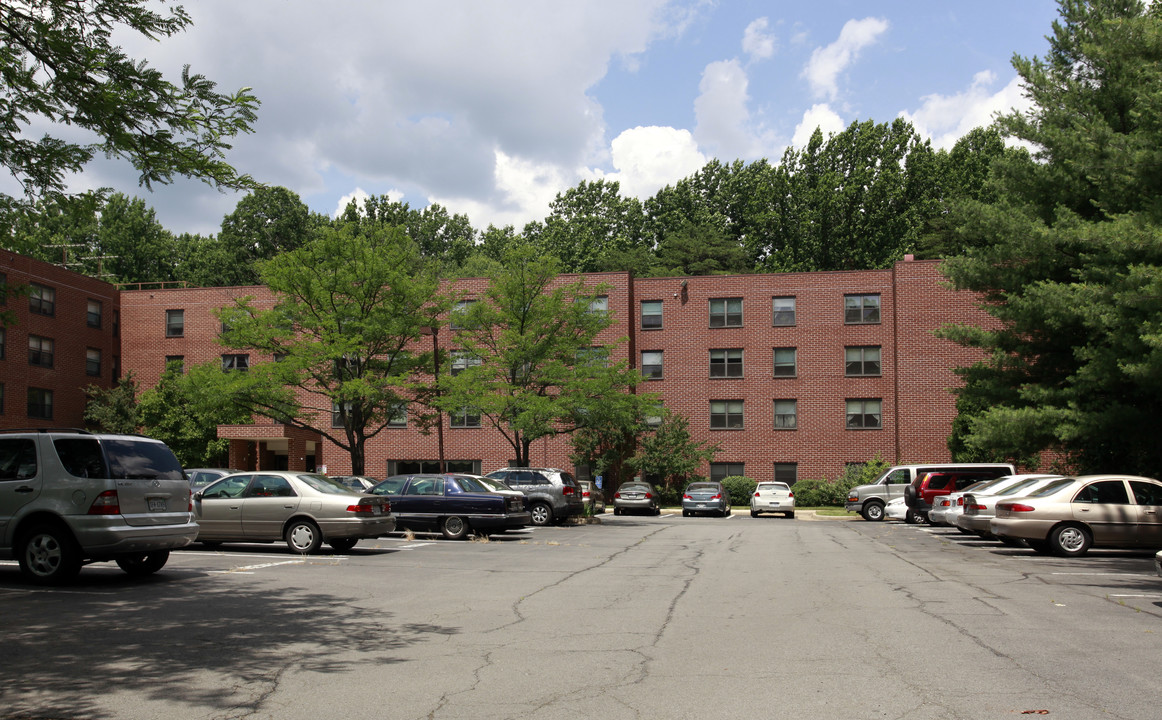 Burke Lake Gardens in Burke, VA - Building Photo