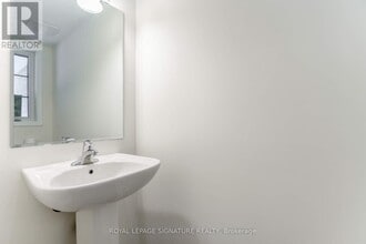 8 Fusilier Dr in Toronto, ON - Building Photo - Building Photo