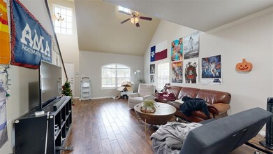 108 Richards St in College Station, TX - Foto de edificio - Building Photo