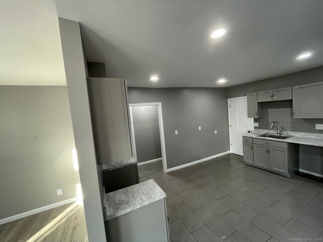431 Dixwell Ave in New Haven, CT - Building Photo - Building Photo