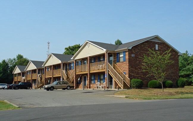 West Meadows Apartments in Winston-Salem, NC - Foto de edificio - Building Photo