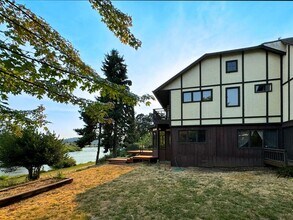 441 W D St in Springfield, OR - Building Photo - Building Photo