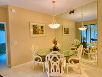 7032 Pelican Bay Blvd, Unit Pelican Bay in Naples, FL - Foto de edificio - Building Photo