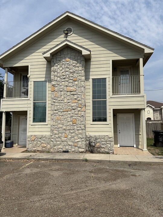 1020 Jesse St, Unit 2 in Weslaco, TX - Building Photo