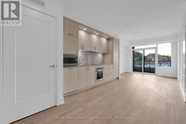 259 The Kingsway in Toronto, ON - Building Photo - Building Photo