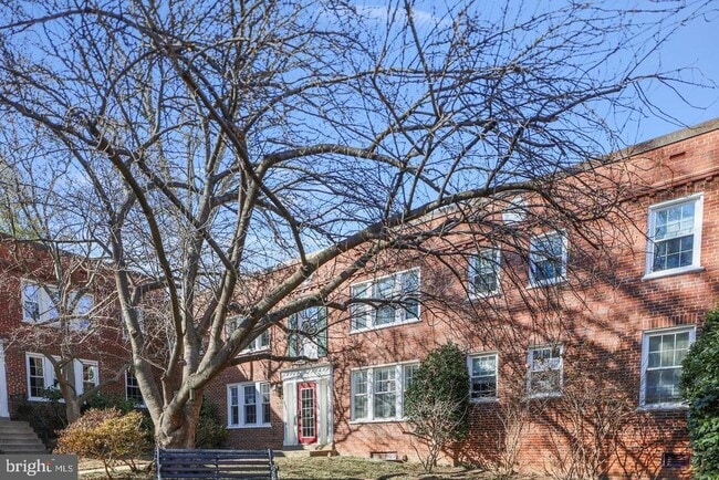 1902 N Rhodes St in Arlington, VA - Building Photo - Building Photo