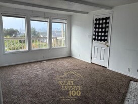 926 SW 6th St in Lincoln City, OR - Building Photo