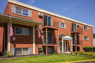 Carriage House Apartments in Elyria, OH - Building Photo - Building Photo