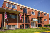 Carriage House Apartments in Elyria, OH - Building Photo - Building Photo