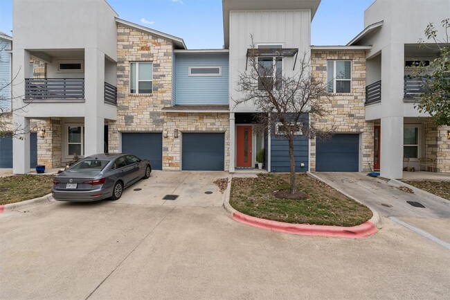 8922 Menchaca Rd in Austin, TX - Foto de edificio - Building Photo