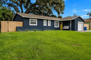113 Inwood Cir in Brandon, FL - Building Photo