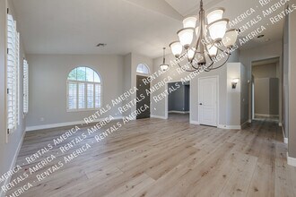6806 W Skylark Dr in Glendale, AZ - Foto de edificio - Building Photo
