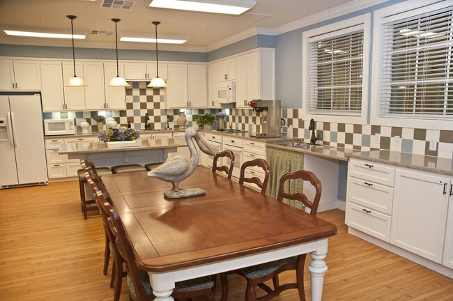 Belle at Bay Colony 55+ Apartments in Dickinson, TX - Foto de edificio - Building Photo
