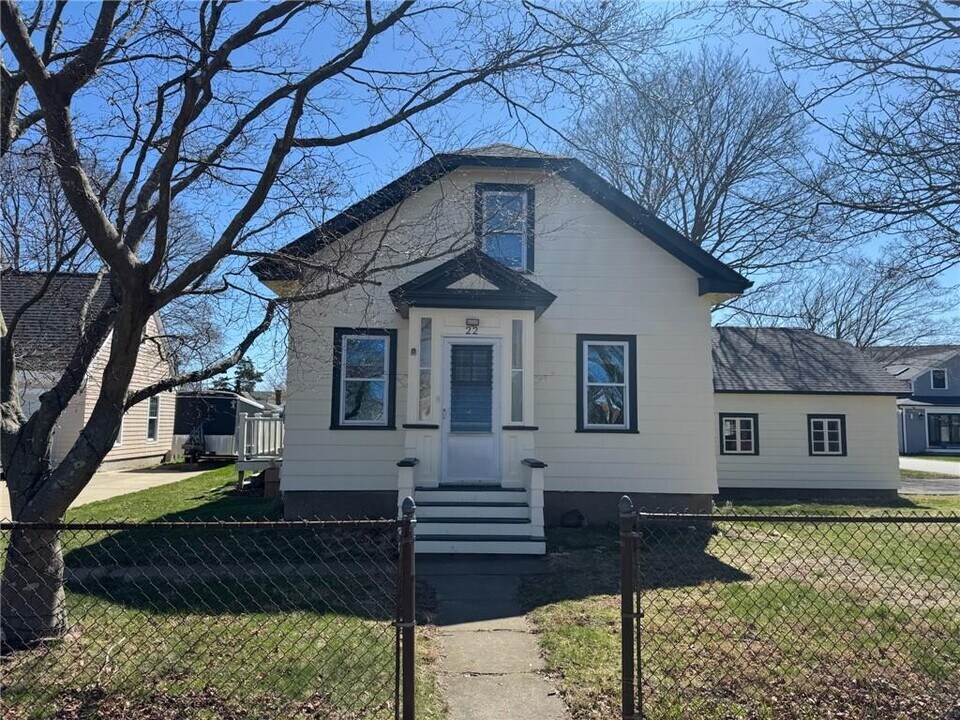 22 Coral St in Portsmouth, RI - Foto de edificio