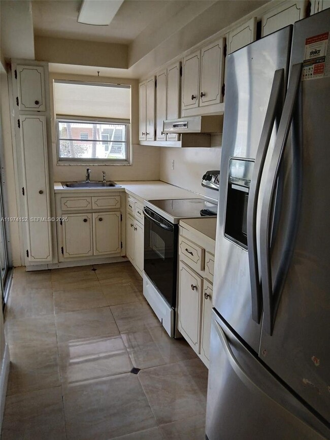 180 NE 12th Ave in Hallandale Beach, FL - Building Photo - Building Photo