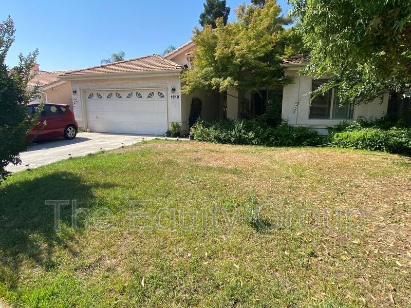 1619 E Parkview Ave in Visalia, CA - Building Photo