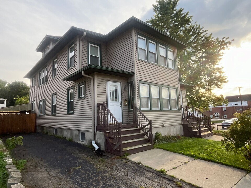 464 Main St-Unit -Second floor in Johnson City, NY - Foto de edificio