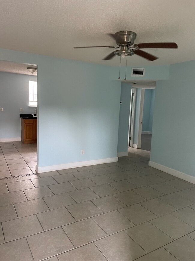 2736 Hamilton Cir in Jacksonville, FL - Foto de edificio - Building Photo