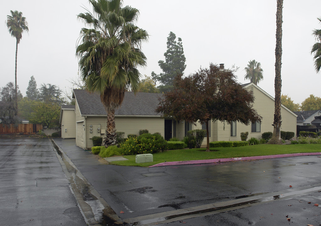 Glennwood Condominiums in Fresno, CA - Building Photo