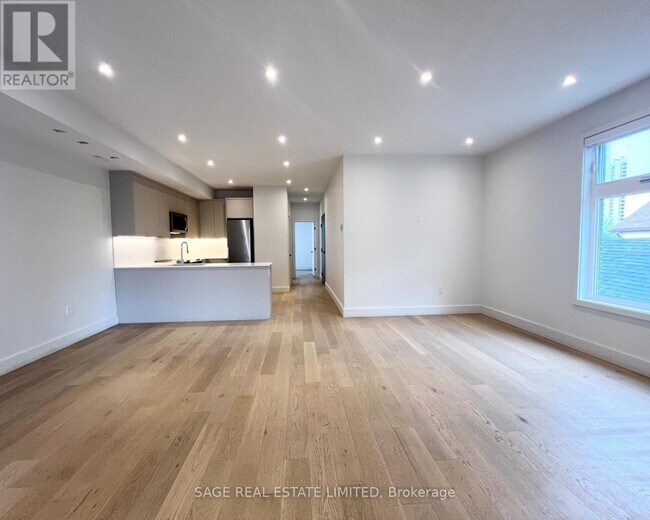 909 Castlefield Ave in Toronto, ON - Building Photo - Building Photo