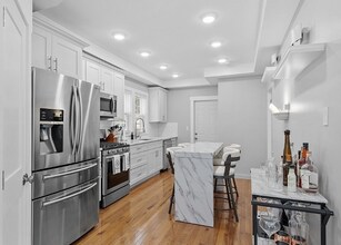 19 Conwell St, Unit 1 in Somerville, MA - Building Photo - Building Photo
