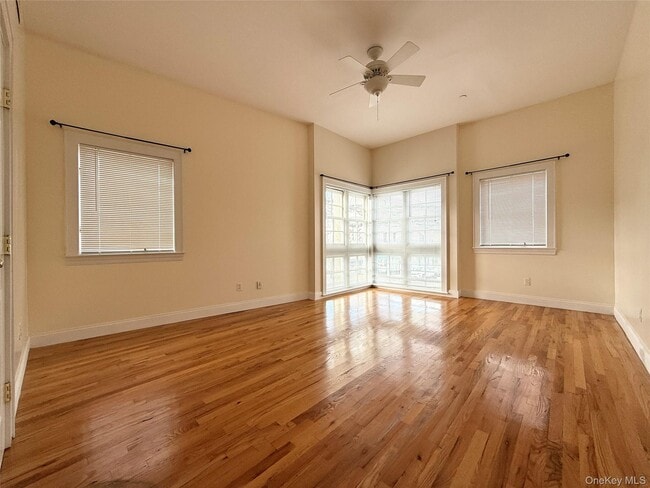 2 E Main St in Oyster Bay, NY - Building Photo - Building Photo