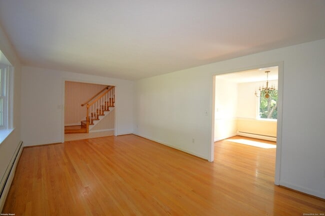 18 Overbrook Rd in West Hartford, CT - Building Photo - Building Photo