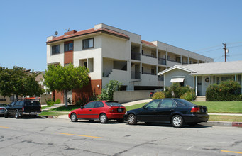 635 E Cypress Ave in Burbank, CA - Foto de edificio - Building Photo