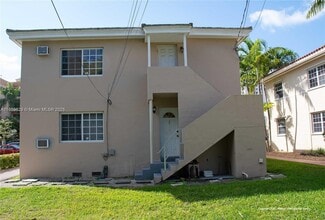 233 Madeira Ave in Coral Gables, FL - Foto de edificio - Building Photo