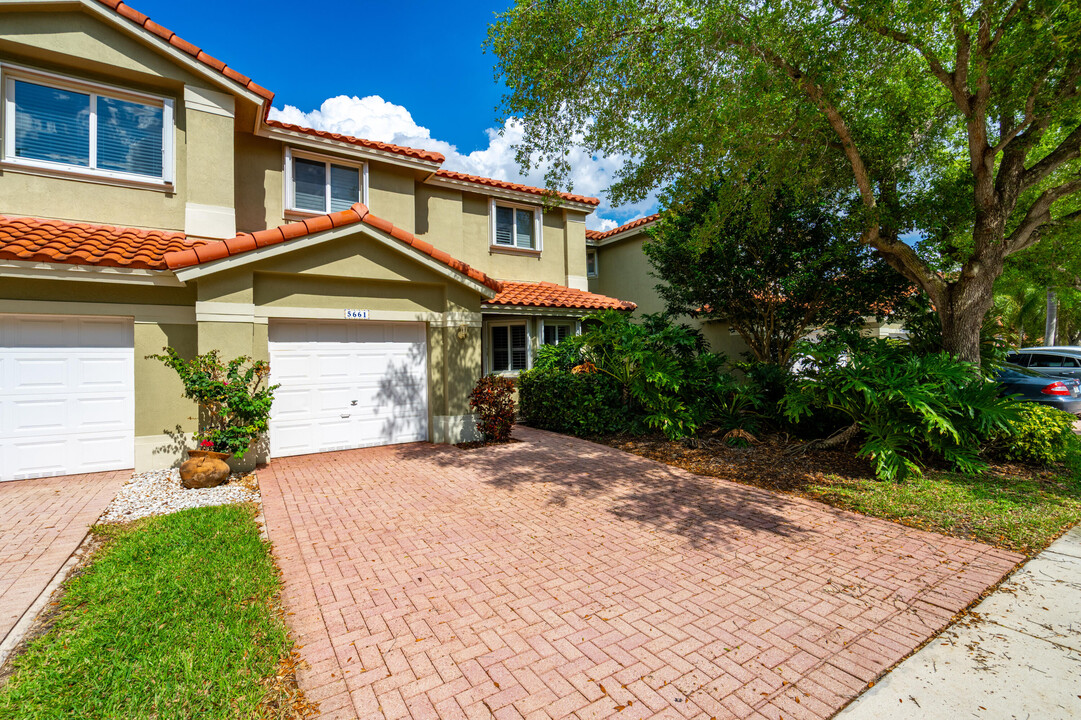 5661 NW 125th Ave in Coral Springs, FL - Foto de edificio