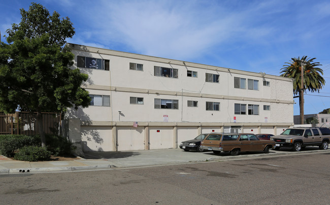 The James Apartments in Oceanside, CA - Foto de edificio - Building Photo