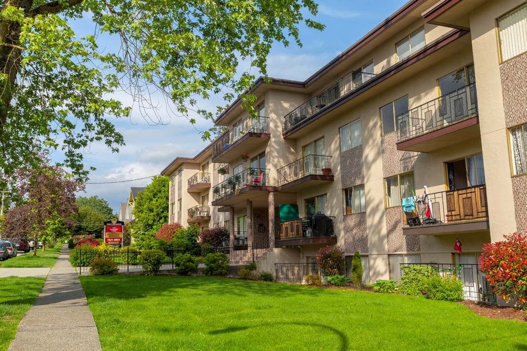 Holly Tree Apartments in New Westminster, BC - Building Photo