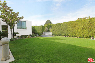 801 N Rexford Dr in Beverly Hills, CA - Building Photo - Building Photo