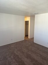 6285 Jacinto Ave in Sacramento, CA - Foto de edificio - Building Photo