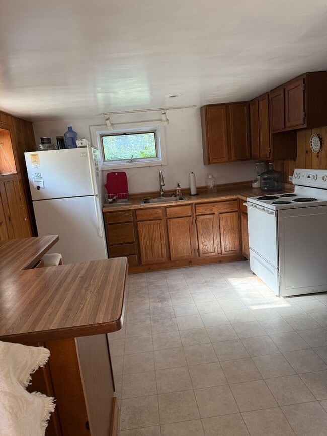 property at 1905 Mariposa Ave