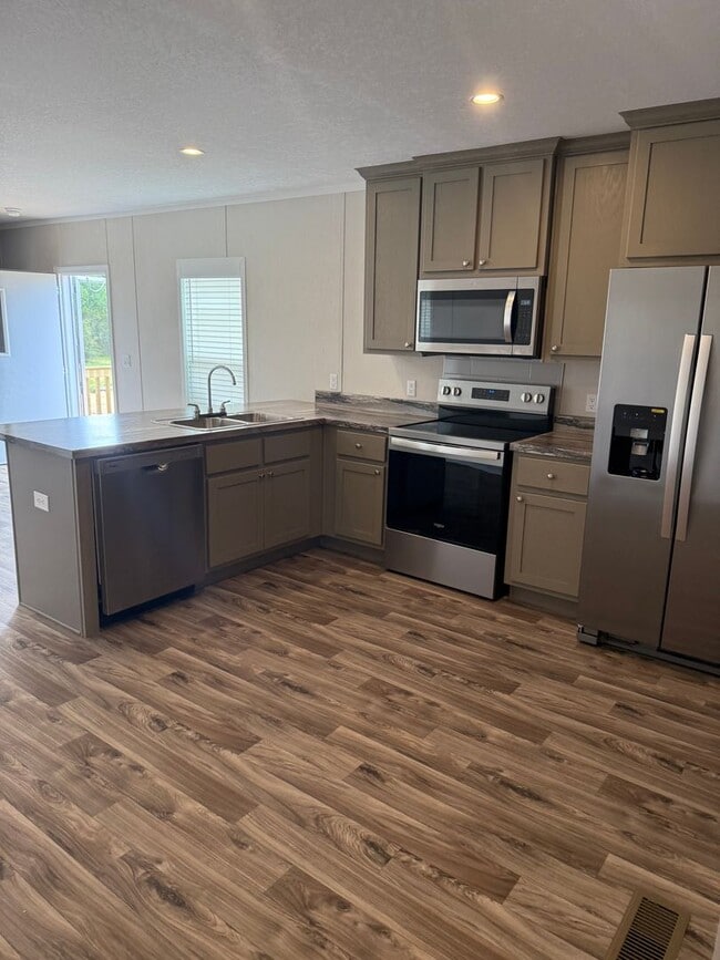 126 Royal Palm Ave in Defuniak Springs, FL - Building Photo - Building Photo
